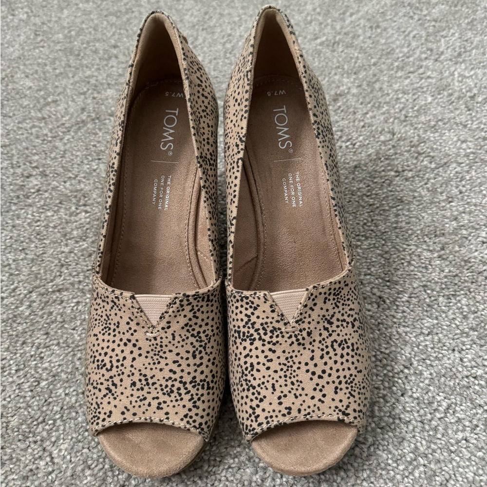 New Tom’s wedge sandals size 7.5.